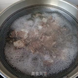 番茄土豆牛腩汤的做法步调：2