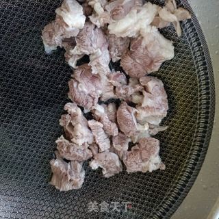 番茄土豆牛腩汤的做法步调：3