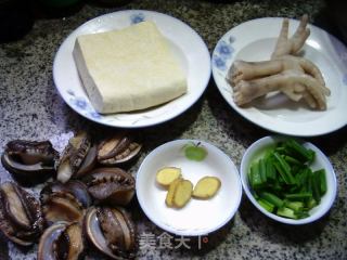 鸡爪鲍鱼烧豆腐的做法步调：1
