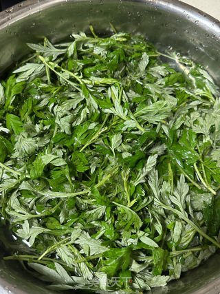 蒜蓉艾草的做法步调：1