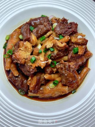 牛腩鸡足煲的做法步调：31