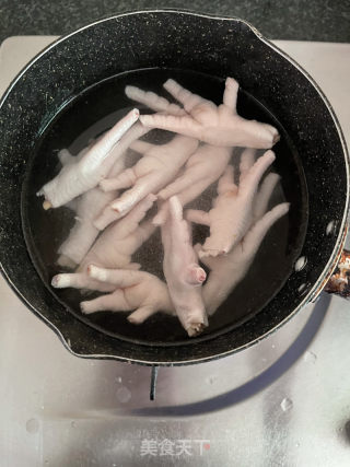 牛腩鸡足煲的做法步调：5