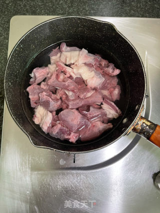 牛腩鸡足煲的做法步调：7