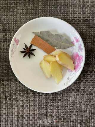 牛腩鸡足煲的做法步调：1