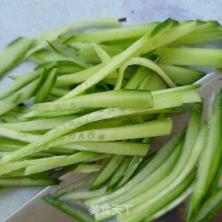 黄瓜鸽肉拌紫苦蓝的做法步调：4