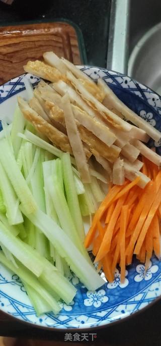 肉饼西芹炒里的做法步调：2