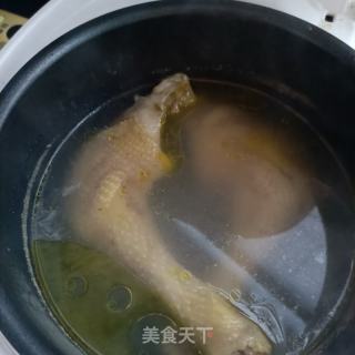 鸡腿肉拌紫苦蓝的做法步调：1