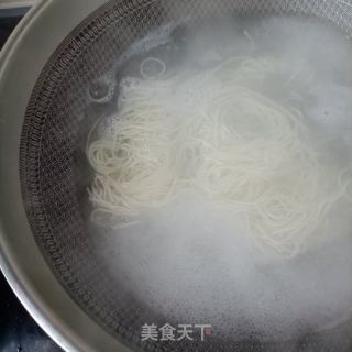 豌豆尖鸽汤里的做法步调：9