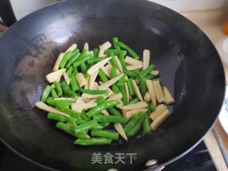 肉终玉米笋炒四时豆的做法步调：6