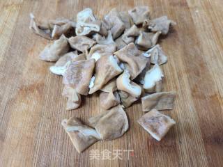包菜炒卤年夜肠的做法步调：4