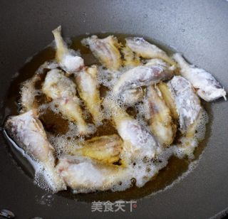 喷鼻炸鲫头鱼的做法步调：5