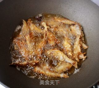 喷鼻炸鲫头鱼的做法步调：6
