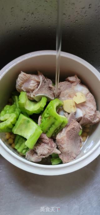 黄豆苦瓜扇骨汤的做法步调：7