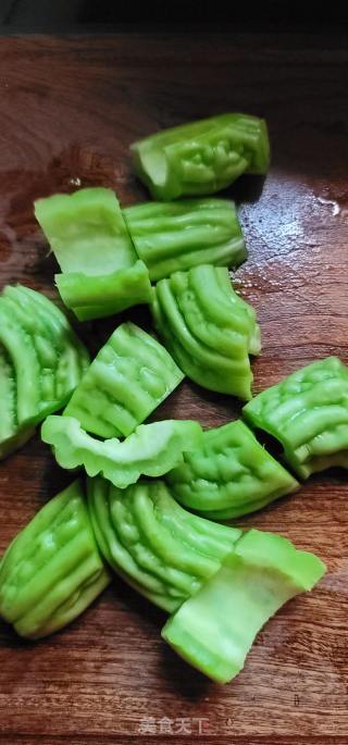 黄豆苦瓜扇骨汤的做法步调：5
