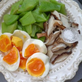 油豆喷鼻菇拌煮蛋的做法步调：10