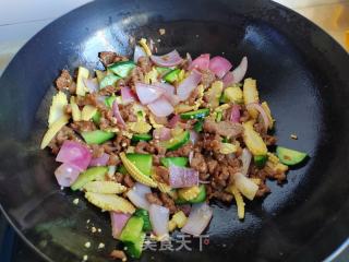 洋葱玉米笋炒牛肉的做法步调：7