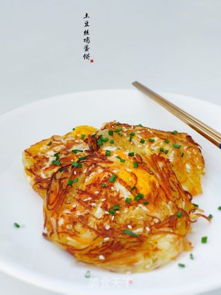 土豆丝鸡蛋饼的做法步调：1