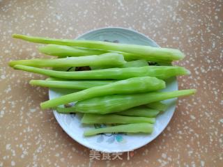 油麦菜心炒肉的做法步调：1