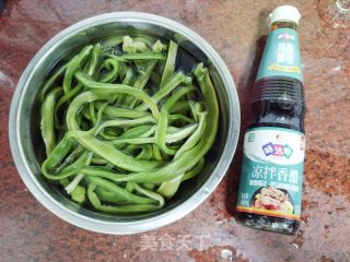 凉拌贡菜的做法步调：1