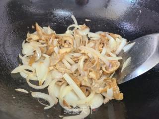 洋葱炒卤年夜肠的做法步调：4