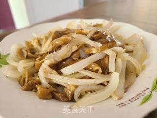 洋葱炒卤年夜肠的做法步调：6