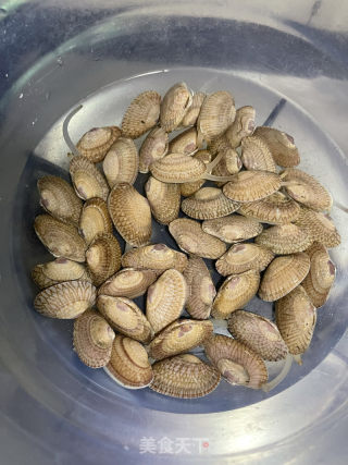 花甲炒丝瓜的做法步调：1