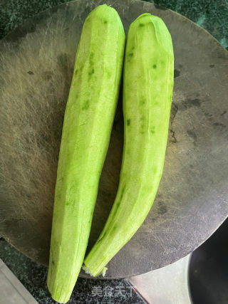花甲炒丝瓜的做法步调：2