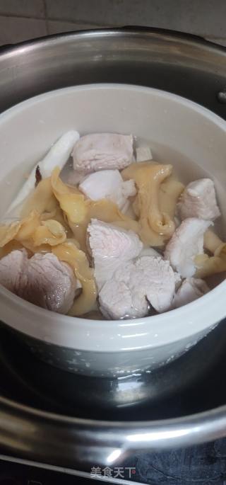 海椰王花胶肥肉汤的做法步调：5
