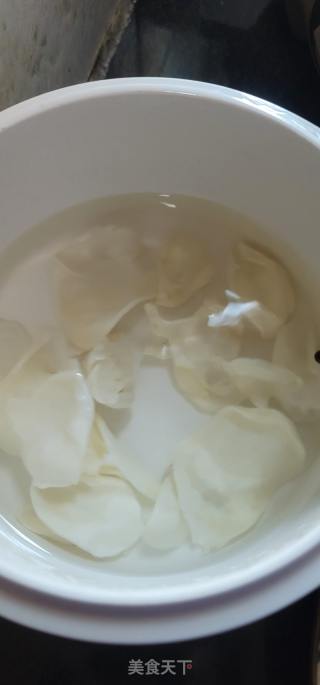 羊肚菌花胶扇骨汤的做法步调：3