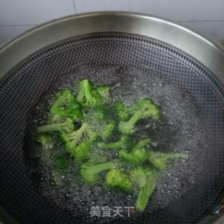 洋葱西兰花炒陈虾的做法步调：4