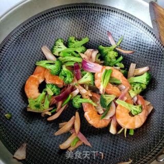 洋葱西兰花炒陈虾的做法步调：14