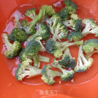 洋葱西兰花炒陈虾的做法步调：3