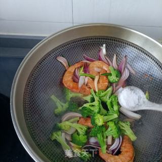 洋葱西兰花炒陈虾的做法步调：13