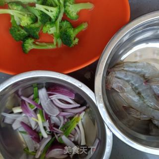 洋葱西兰花炒陈虾的做法步调：5