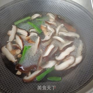 喷鼻菇菜芯拌鸽胸肉的做法步调：4