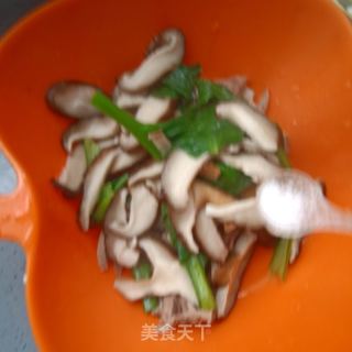 喷鼻菇菜芯拌鸽胸肉的做法步调：8