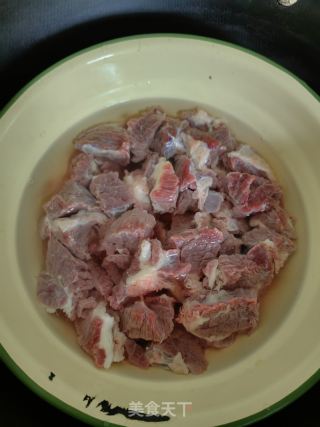 喷鼻菜土豆烧牛肉的做法步调：1