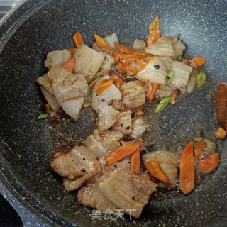 螺丝椒回锅肉的做法步调：11