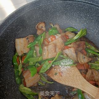 螺丝椒回锅肉的做法步调：13