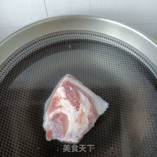 螺丝椒回锅肉的做法步调：1