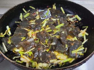 蒜黄炒白薯凉粉的做法步调：5