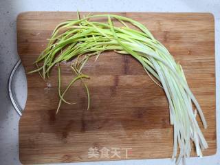 蒜黄炒白薯凉粉的做法步调：3