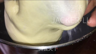 浓奶油吐司，无黄油版本，量天轻巧又韧性推丝，披发着浓重奶喷鼻。的做法步调：3