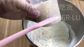 浓奶油吐司，无黄油版本，量天轻巧又韧性推丝，披发着浓重奶喷鼻。的做法步调：1