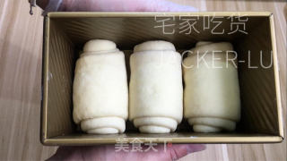 浓奶油吐司，无黄油版本，量天轻巧又韧性推丝，披发着浓重奶喷鼻。的做法步调：14