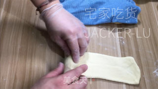 浓奶油吐司，无黄油版本，量天轻巧又韧性推丝，披发着浓重奶喷鼻。的做法步调：13