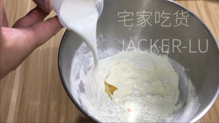 浓奶油吐司，无黄油版本，量天轻巧又韧性推丝，披发着浓重奶喷鼻。的做法步调：2