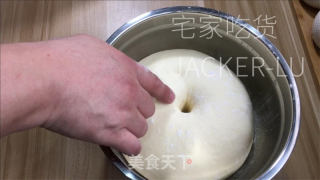 浓奶油吐司，无黄油版本，量天轻巧又韧性推丝，披发着浓重奶喷鼻。的做法步调：6