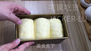 浓奶油吐司，无黄油版本，量天轻巧又韧性推丝，披发着浓重奶喷鼻。的做法步调：16