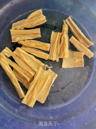 腐竹焖鸡的做法步调：1